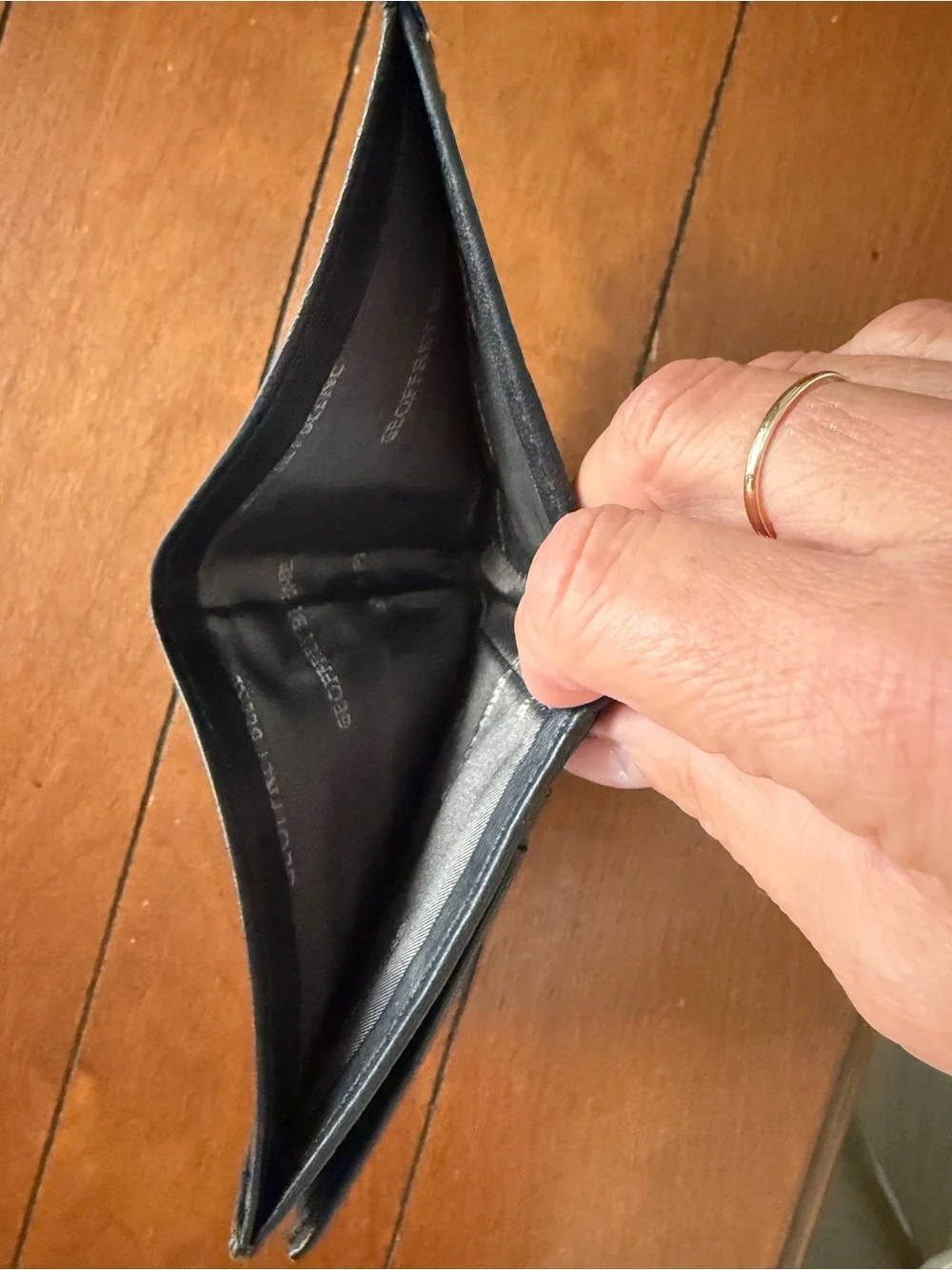Men's Black Leather Bifold Wallet - Classic Minimalist